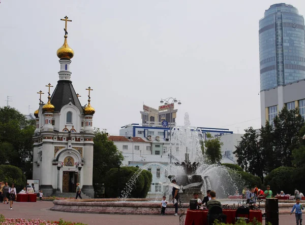 Chapelle Sur Place Fontaine Sur Fond Des Bâtiments — Photo