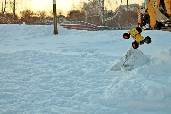 Bölgedeki piller üzerinde farklı tip araba modelleri deneniyor