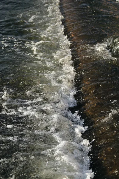 Vintern Park Snö Grenar Böjda Över Floden Vattenfall Mumlar Och — Stockfoto