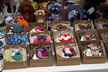 Şehir oyuncakları, çocuk oyuncakları, eşyalar, kıyafetler, oyuncak bebekler ve şehir sakinleri tarafından sahnelenen peri masallarındaki karakterler.