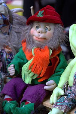 Şehir oyuncakları, çocuk oyuncakları, eşyalar, kıyafetler, oyuncak bebekler ve şehir sakinleri tarafından sahnelenen peri masallarındaki karakterler.