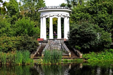 Şehrin parklarında farklı ağaçlar, çalılar, kütükler, yollar, göletler ve su birikintileri, çimenler ve yaprak döken örtüler, orman çiçekleri ve yabani otlar, kozalaklı ve yaprak döken bitkiler görebilirsiniz..