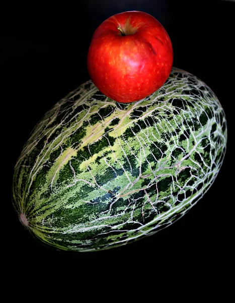 Groenten Kool Uien Maïs Selderij Komkommers Fruit Appels Bananen Tafel — Stockfoto