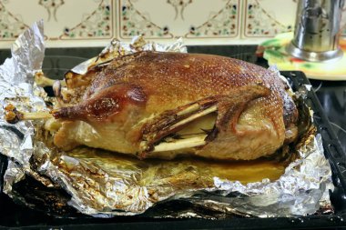 Sebze, lahana, soğan, mısır, kereviz, salatalık ve meyve elmaları, masada ve sepette muzlar.