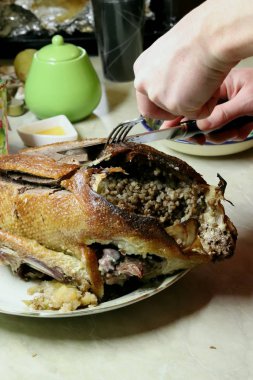 Sebze, lahana, soğan, mısır, kereviz, salatalık ve meyve elmaları, masada ve sepette muzlar.