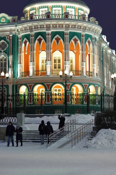 Şehrin Şehir Gece Manzarası Binaların Aydınlatılmış Mimarisi Merkezde Buz Figürleri — Stok fotoğraf