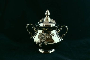 Siyah ve kırmızı zemin üzerinde nesneler, cam, porselen, kristal ve gümüş ve bronz figürlerden yapılmış hatıralar