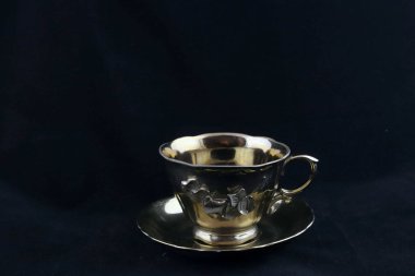 Siyah ve kırmızı zemin üzerinde nesneler, cam, porselen, kristal ve gümüş ve bronz figürlerden yapılmış hatıralar