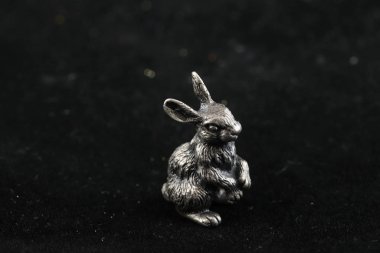 Siyah ve kırmızı zemin üzerinde nesneler, cam, porselen, kristal ve gümüş ve bronz figürlerden yapılmış hatıralar