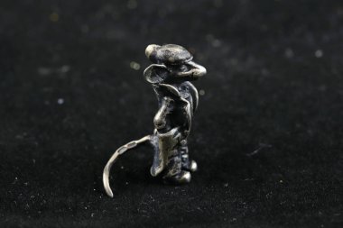 Siyah ve kırmızı zemin üzerinde nesneler, cam, porselen, kristal ve gümüş ve bronz figürlerden yapılmış hatıralar