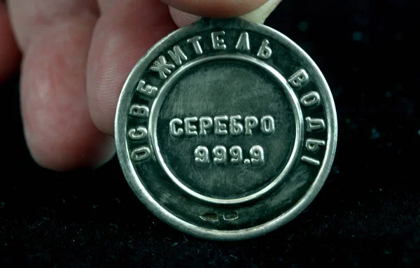 Siyah ve kırmızı zemin üzerinde nesneler, cam, porselen, kristal ve gümüş ve bronz figürlerden yapılmış hatıralar