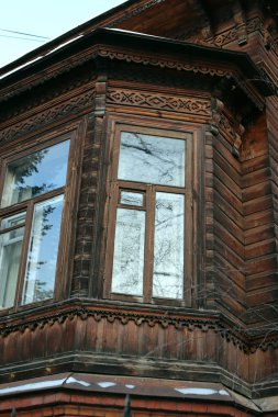 Kışın ve yazın, güzel havalarda, kar ve kar fırtınalarında, yüksek katlı ve eski ahşap mimariyle, küçük formlarla ve çeşitli tasarımlarla şehir her zaman farklıdır.