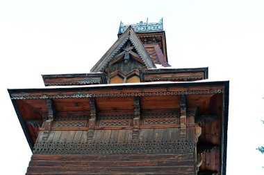 Kışın ve yazın, güzel havalarda, kar ve kar fırtınalarında, yüksek katlı ve eski ahşap mimariyle, küçük formlarla ve çeşitli tasarımlarla şehir her zaman farklıdır.