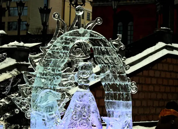 繁栄をテーマにしたクリスマス休暇に氷の寺院の前で作られた組成物や人物 — ストック写真