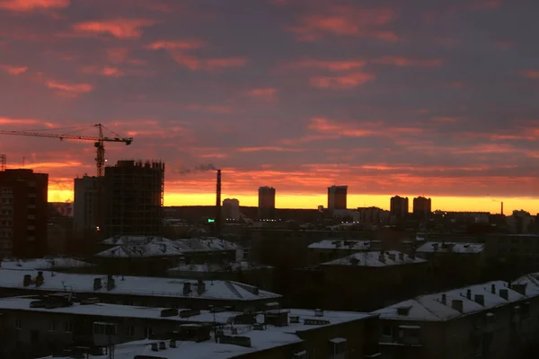 Invierno Sombrío Rojo Rojo Mañana Verano Azul Soleado Con Nubes — Foto de Stock