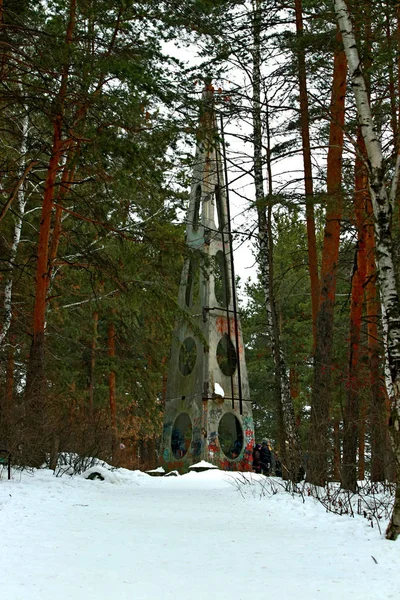 Lesoparku Borovicovém Břízovém Lese Skal Kamenů Břehu Jezera Odpočívají Lidé — Stock fotografie