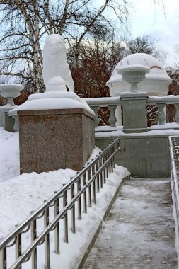 Kışın ve yazın, güzel havalarda, kar ve kar fırtınalarında, yüksek katlı ve eski ahşap mimariyle, küçük formlarla ve çeşitli tasarımlarla şehir her zaman farklıdır.