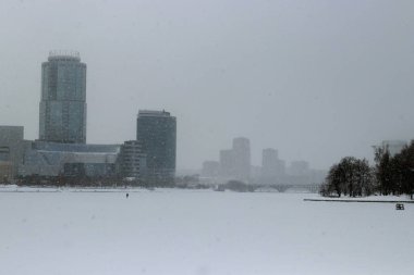 Kışın ve yazın, güzel havalarda, kar ve kar fırtınalarında, yüksek katlı ve eski ahşap mimariyle, küçük formlarla ve çeşitli tasarımlarla şehir her zaman farklıdır.