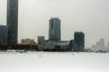 Kışın ve yazın, güzel havalarda, kar ve kar fırtınalarında, yüksek katlı ve eski ahşap mimariyle, küçük formlarla ve çeşitli tasarımlarla şehir her zaman farklıdır.
