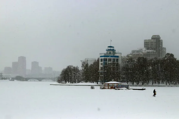 Ciudad Siempre Diferente Invierno Verano Buen Tiempo Una Tormenta Nieve — Foto de Stock