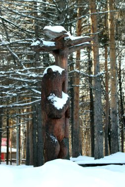 Park alanında, şehir harika bir manzarası olan bir orman alanı ile binalarının bitişiğinde yer alır. Kışın, güzel havalarda, nehirdeki su güneşte parlar ve ördekler yüzer, kar ve huş ağaçları parıldar.