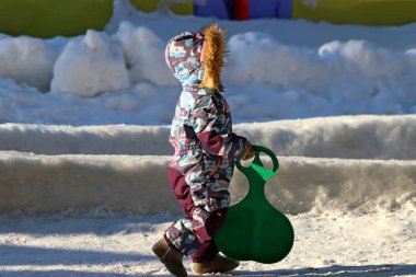 Park alanında, şehir harika bir manzarası olan bir orman alanı ile binalarının bitişiğinde yer alır. Kışın, güzel havalarda, nehirdeki su güneşte parlar ve ördekler yüzer, kar ve huş ağaçları parıldar.