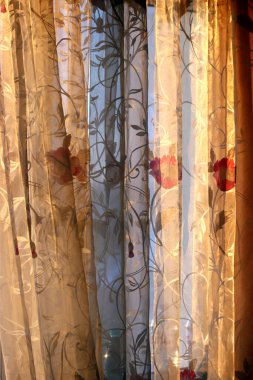 İçi ve çiçekli bir vazo ve bir gül sarı, beyaz, kırmızı, pembe ve Burgundy cam bir vazoda masanın üstünde.