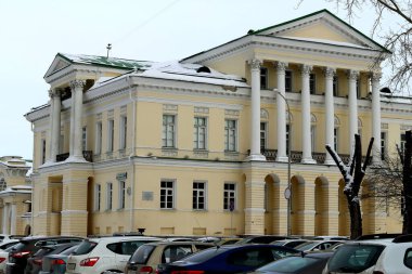 Farklı yapıların kentsel gelişimi, kamu, idari, ikametgah ve dinsel, öğleden sonra ve sabah yükselen güneş ve bulutlarla, akşam aydınlatma ve kar ile ,   