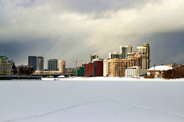 Farklı yapıların kentsel gelişimi, kamu, idari, ikametgah ve dinsel, öğleden sonra ve sabah yükselen güneş ve bulutlarla, akşam aydınlatma ve kar ile ,   