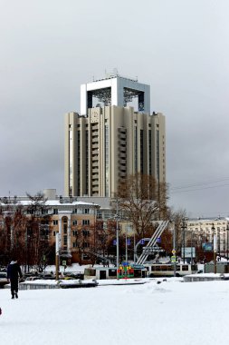 Farklı yapıların kentsel gelişimi, kamu, idari, ikametgah ve dinsel, öğleden sonra ve sabah yükselen güneş ve bulutlarla, akşam aydınlatma ve kar ile ,   