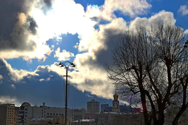 Farklı yapıların kentsel gelişimi, kamu, idari, ikametgah ve dinsel, öğleden sonra ve sabah yükselen güneş ve bulutlarla, akşam aydınlatma ve kar ile ,   