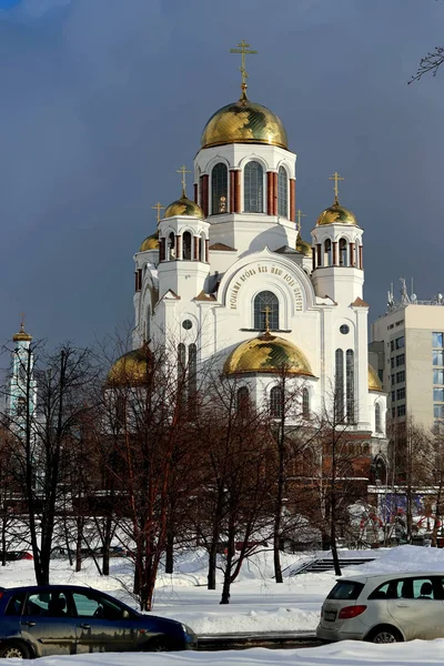 Farklı yapıların kentsel gelişimi, kamu, idari, ikametgah ve dinsel, öğleden sonra ve sabah yükselen güneş ve bulutlarla, akşam aydınlatma ve kar ile ,   