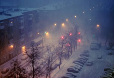 Farklı yapıların kentsel gelişimi, kamu, idari, ikametgah ve dinsel, öğleden sonra ve sabah yükselen güneş ve bulutlarla, akşam aydınlatma ve kar ile ,   
