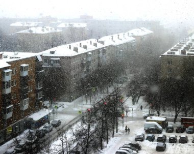 Farklı yapıların kentsel gelişimi, kamu, idari, ikametgah ve dinsel, öğleden sonra ve sabah yükselen güneş ve bulutlarla, akşam aydınlatma ve kar ile ,   