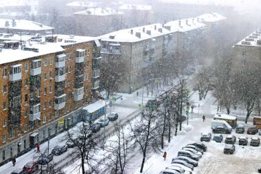 Farklı yapıların kentsel gelişimi, kamu, idari, ikametgah ve dinsel, öğleden sonra ve sabah yükselen güneş ve bulutlarla, akşam aydınlatma ve kar ile ,   