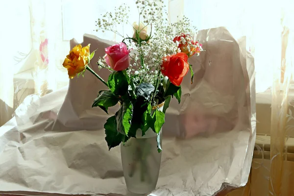 Інтер Квіти Вазі Букетом Одна Троянда Жовтий Білий Червоний Рожевий — стокове фото