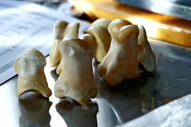 Ahşap ve metal dokuma tezgahlarından yapılmış eski eşyalar, bir kiriş, bir araba, ikonlar, bir semaver, bir kanepe, bir tencere, bir şamdan ve diğer ev eşyaları.