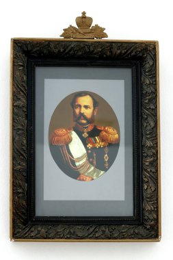 Ahşap ve metal dokuma tezgahlarından yapılmış eski eşyalar, bir kiriş, bir araba, ikonlar, bir semaver, bir kanepe, bir tencere, bir şamdan ve diğer ev eşyaları.