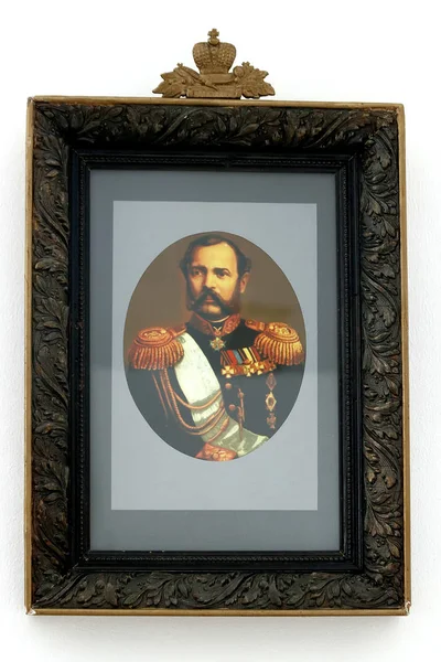 Ahşap ve metal dokuma tezgahlarından yapılmış eski eşyalar, bir kiriş, bir araba, ikonlar, bir semaver, bir kanepe, bir tencere, bir şamdan ve diğer ev eşyaları.