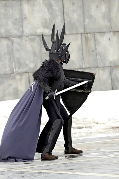 Kışı uğurlarlar ve baharı hayvanların, hayvanların ve peri masalı karakterlerinin kostümleriyle karşılarlar. Şövalyeler, kurbağalar, horozlar, ayılar, oyuncak bebeklerin üretimi ve satışıyla.