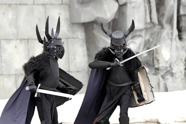 Kışı uğurlarlar ve baharı hayvanların, hayvanların ve peri masalı karakterlerinin kostümleriyle karşılarlar. Şövalyeler, kurbağalar, horozlar, ayılar, oyuncak bebeklerin üretimi ve satışıyla.