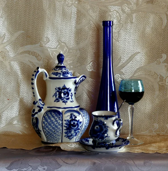 Düz yaşam için iç malzemeler: saat, meyve, şarap bardakları, çay seti, sürahi, mum, bilgisayar, şişe ve sehpa