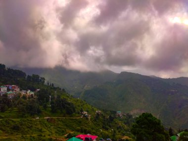 Dharmshala Hindistan 'ın güzel dağları Hindistan' ın bulutları arasında görüldü.,