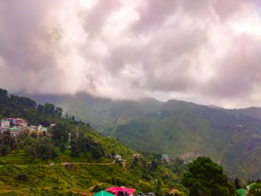 Dharmshala Hindistan 'ın güzel dağları Hindistan' ın bulutları arasında görüldü.,