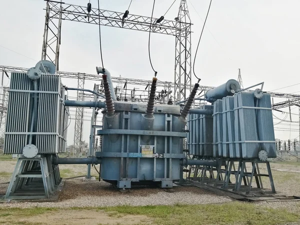 변압기는 변전소 발전소에서 2020 인디아의 펀자브에서 일하고 — 스톡 사진