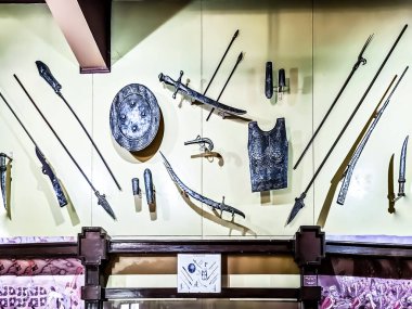 17 yüzyılın antik silahları, Ludhiana, Hindistan 16 Ağustos 2019: Tüfek ve kılıç, Maharaja Ranjit Singh Savaş Müzesi 1999 'da kuruldu.
