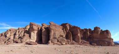 Çöl manzarası, dağların havadan görünüşü ve arkasında mavi gökyüzü olan kuru bir kara parçası..