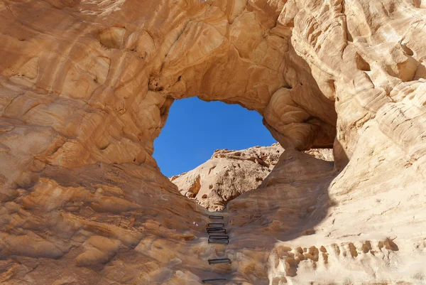 Paisagem Deserto Montanhas Terra Seca Com Horizonte Azul Fundo — Fotografia de Stock