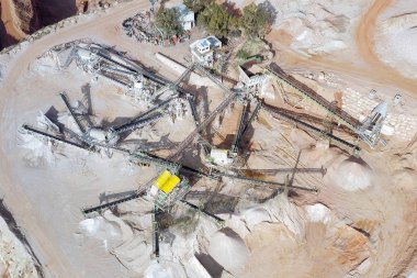 Taş ocağı çalışma saatlerinde taşıma bantları ile büyük bir taş ocağının havadan görüntüsü ve maden ocağı mayını açıldı.