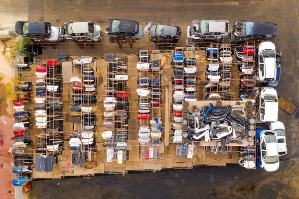 大規模な車の部品と車のロットでサルベージ車のドアセクション 空中ビュー — ストック写真